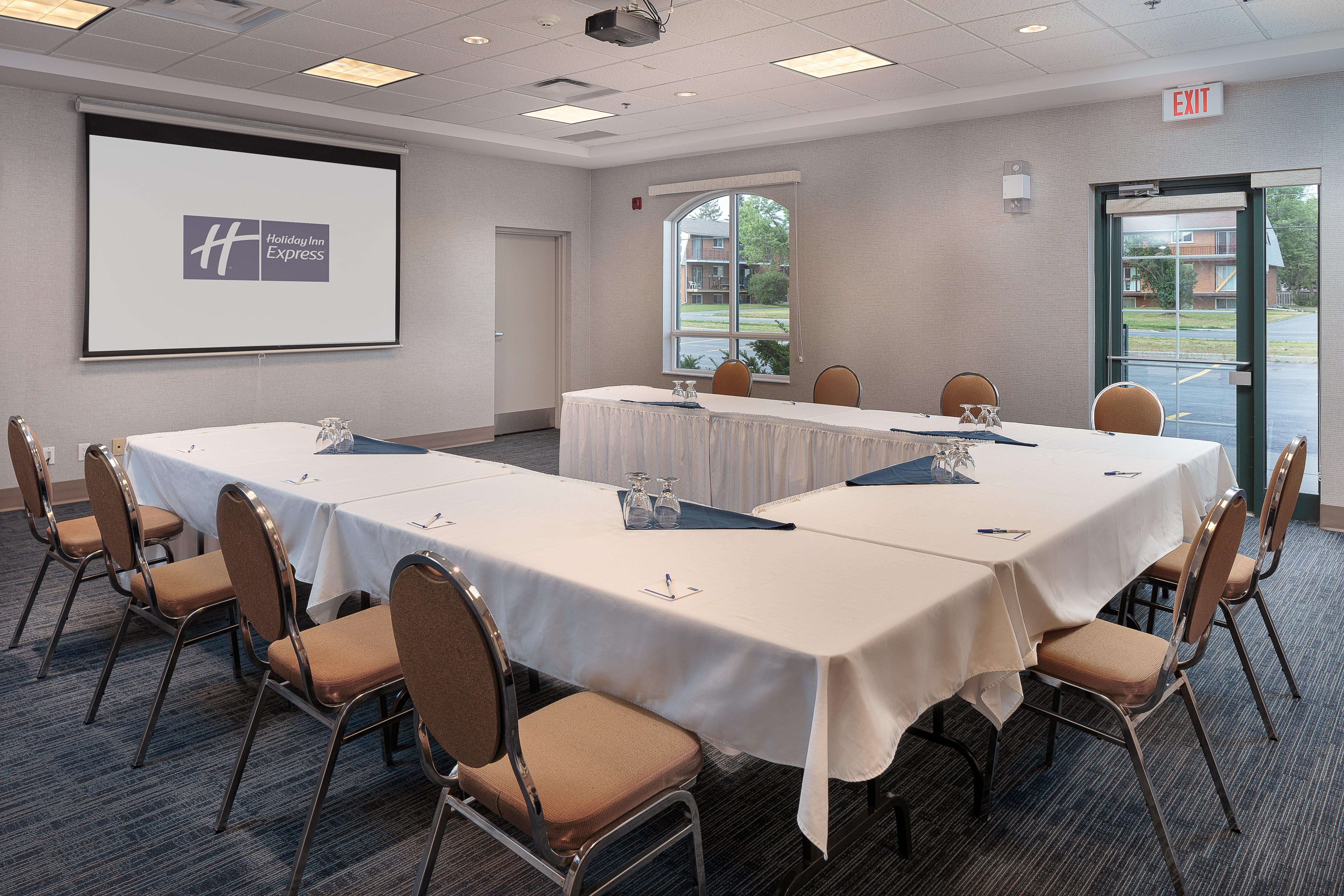 Holiday Inn Express & Suites - Belleville By Ihg Zewnętrze zdjęcie