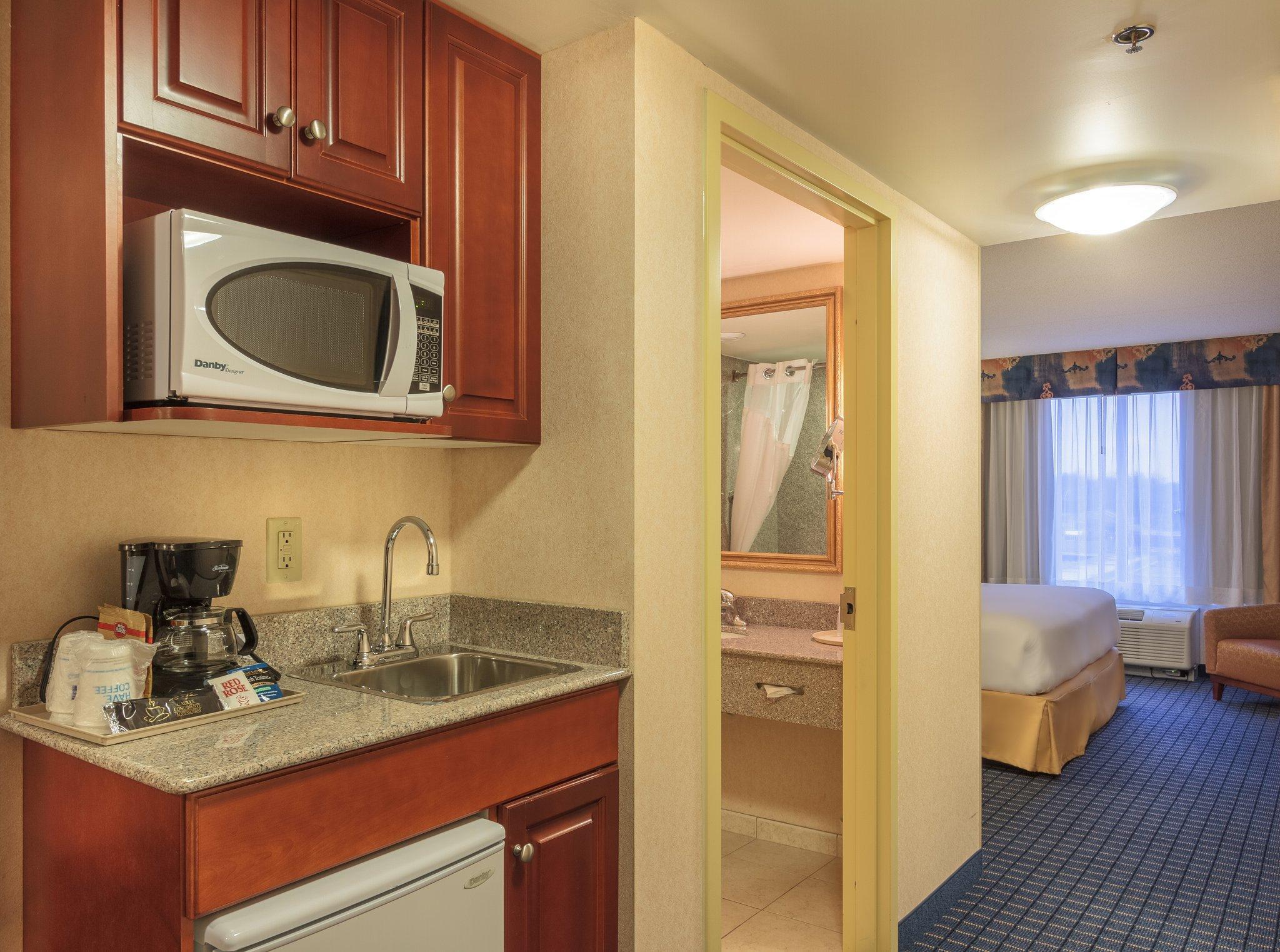 Holiday Inn Express & Suites - Belleville By Ihg Zewnętrze zdjęcie