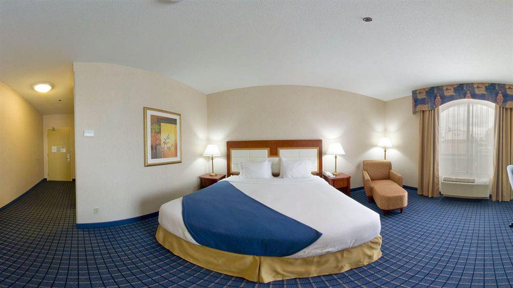 Holiday Inn Express & Suites - Belleville By Ihg Zewnętrze zdjęcie